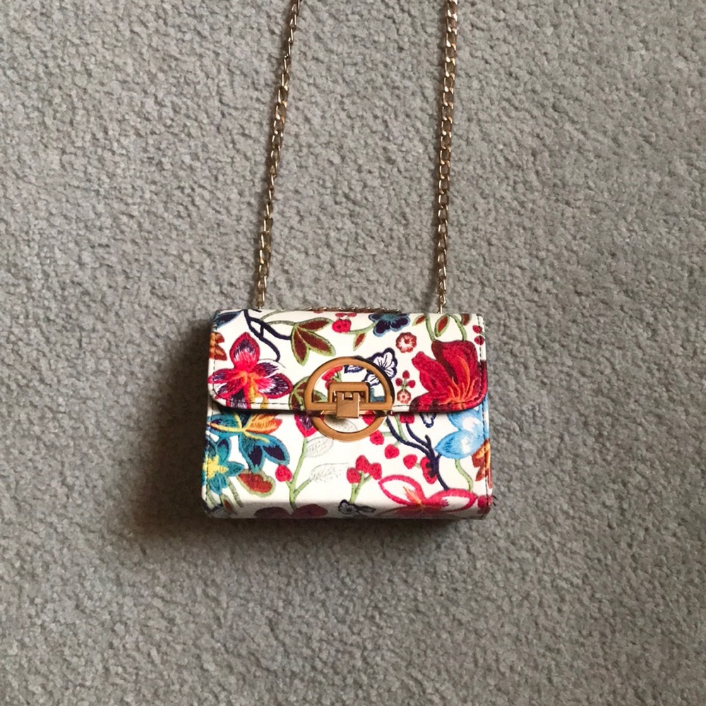 $7 or 3 for $15.00.  
Bold floral Purse